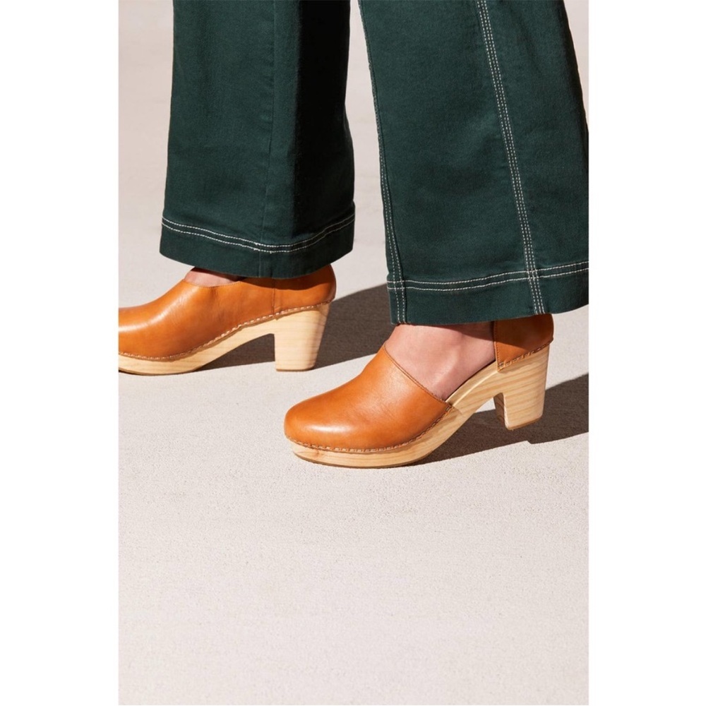 “Like New”Free People Tan Monroe Clogs